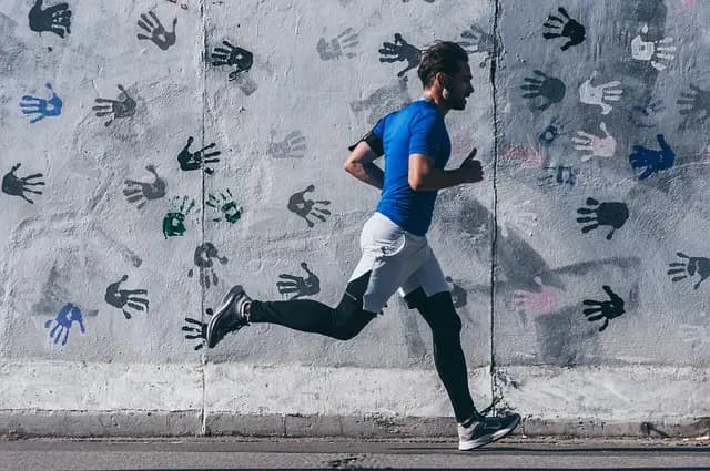 Comparative Analysis: Lightweight vs. Heavyweight Running Shoes